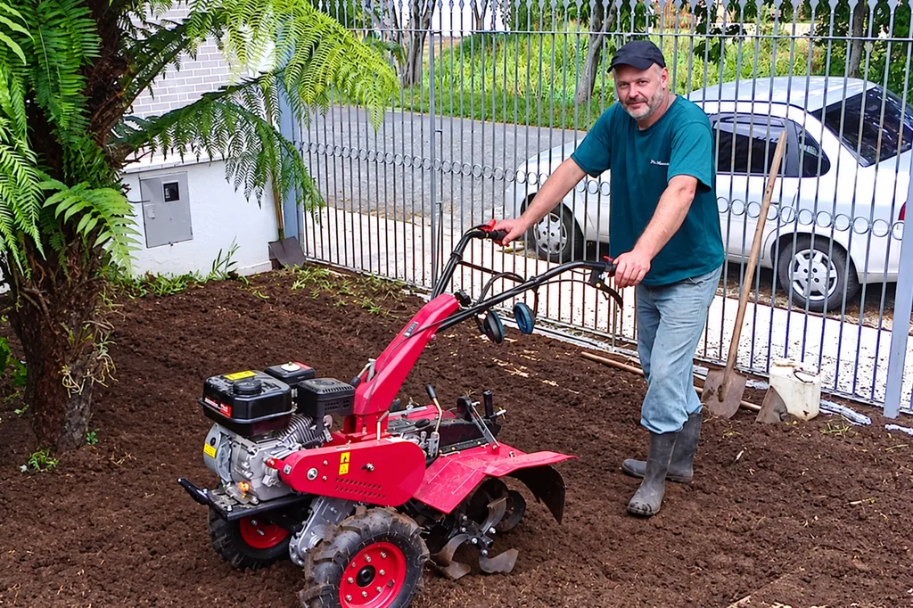 Preparo mecânico, destorroamento e aeração da terra com motocultivador para plantio de gramado