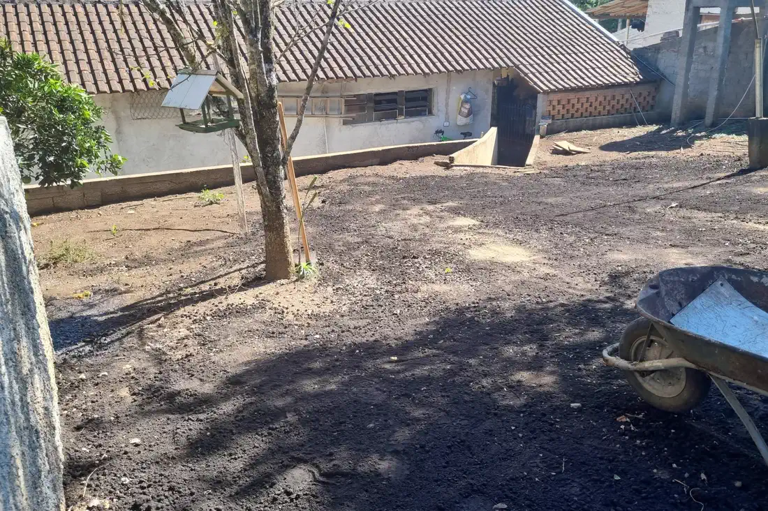 Terreno com solo preparado e nivelado antes do plantio do gramado