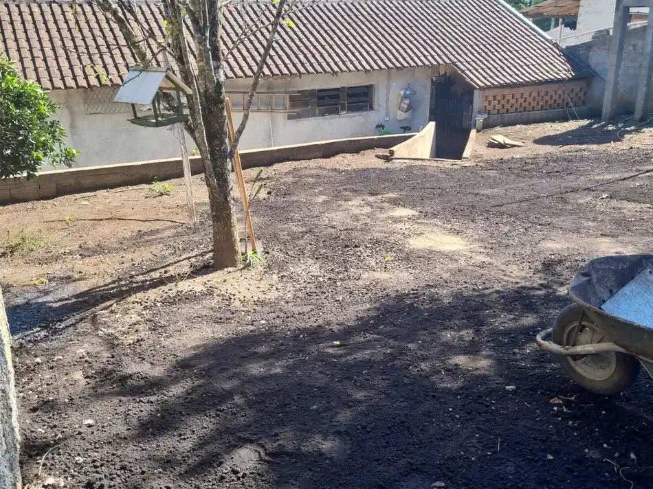 Terreno limpo, roçado e com solo revolvido, pronto para o plantio